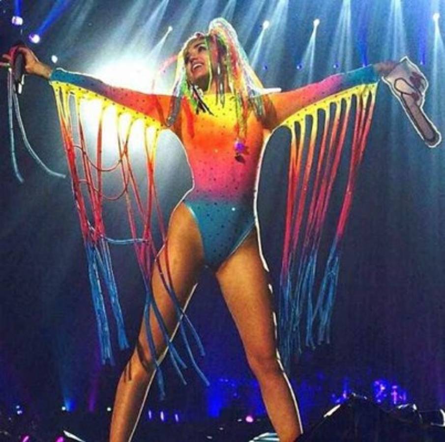 Miley Cyrus escupe y golpea bandera mexicana con su trasero