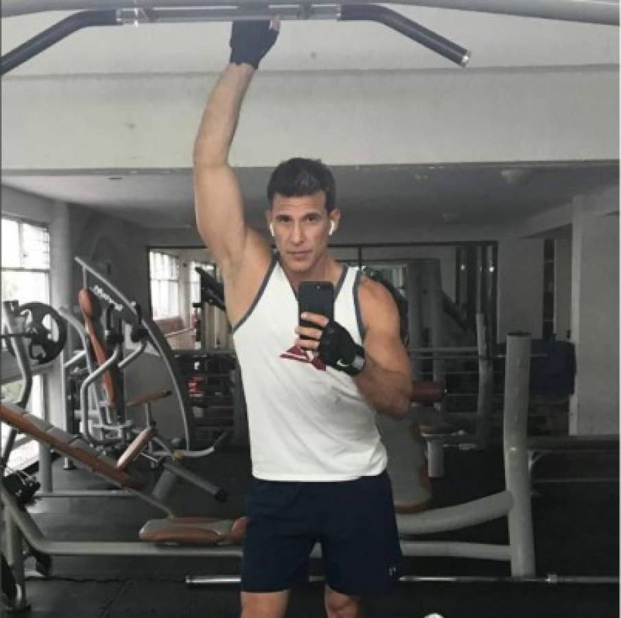 Actor Jorge Aravena publica foto sin nada de ropa