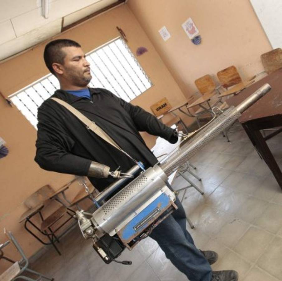 También trabaja en el centro de salud de la colonia Monterrey y realiza acciones de fumigación.