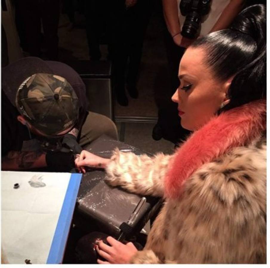 Katy Perry tatúa su paso por el Super Bowl