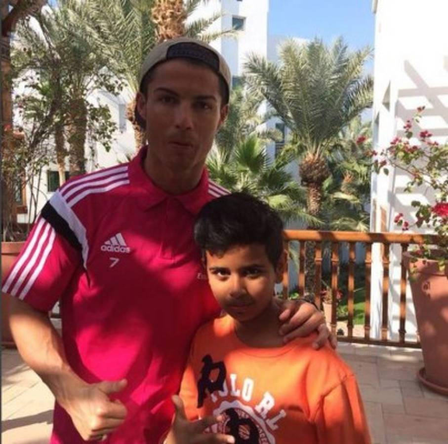 El niño millonario de Dubai que presume fotos con famosos