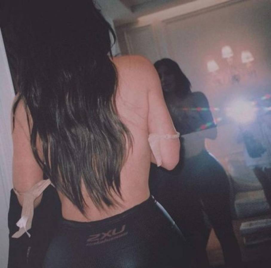 En la foto, Kardashian está parada frente a un espejo, haciendo un topless. En el reflejo se logra ver a la pequeña tomando la imagen, con el flash encendido.
