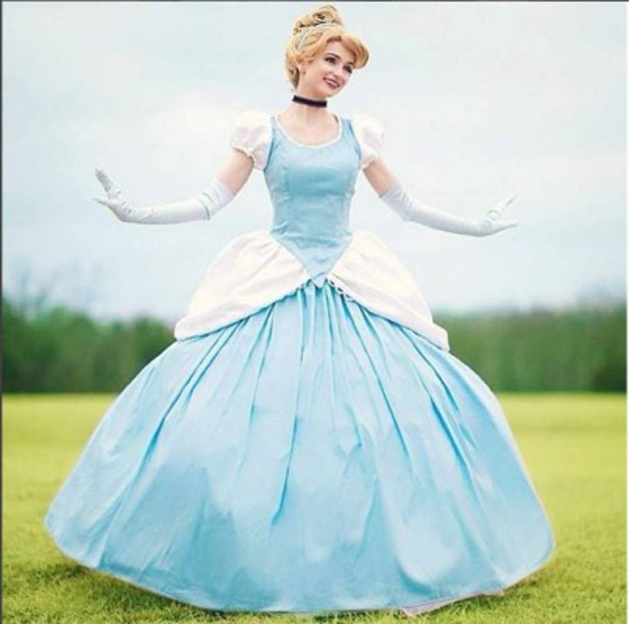 Joven gasta miles de dólares para transformarse en las princesas de Disney