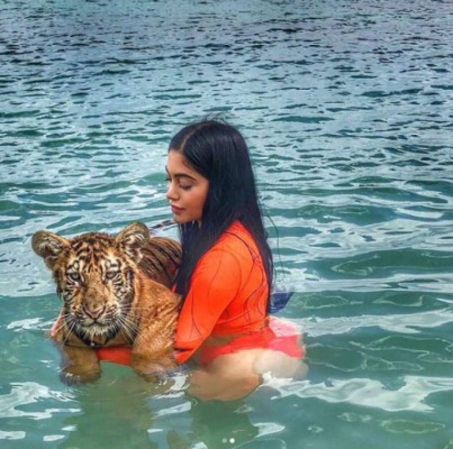 'La Kardashian mexicana', Jailyne Ojeda Ochoa visitó las playas de Roatán, Honduras