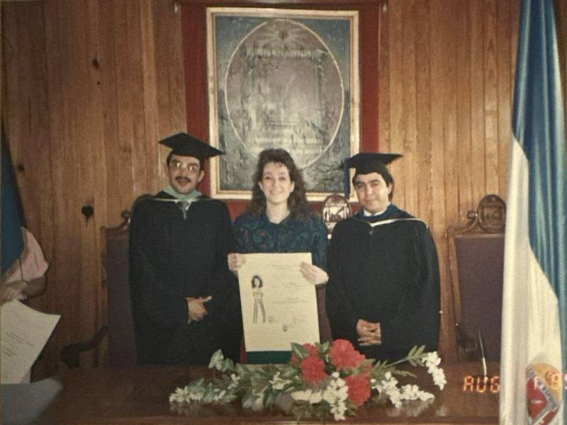 Egresó de la carrera de Microbiología en la Universidad Nacional Autónoma de Honduras. Actualmente tiene dos doctorados