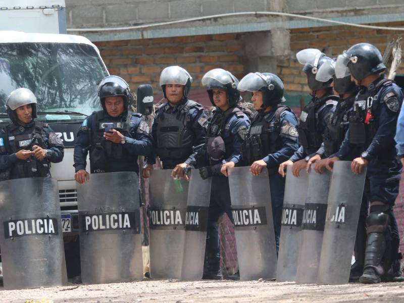 Tres personas resultaron detenidas por elementos de la Policia Nacional (PN) y fueron trasladadas a la estación policial del Core 7.