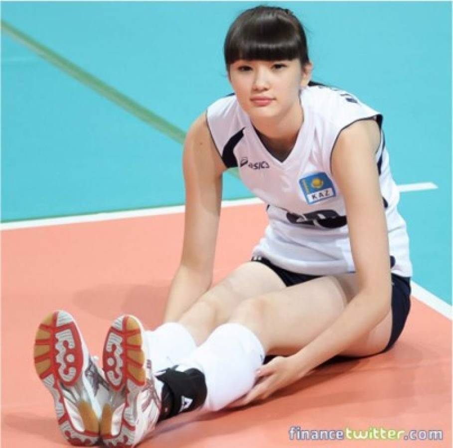 La joven demasiado hermosa que juega voleibol