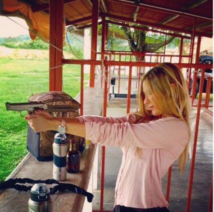 Novia de Alan Pulido muestra su gusto por las armas de fuego