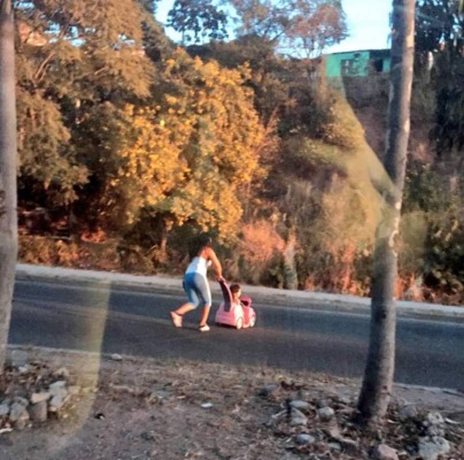 Arriesga a bebé al cruzar de forma irresponsable el anillo periférico