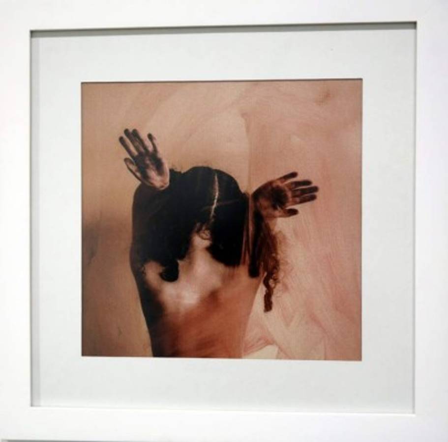 ¿Qué hay detrás del vidrio en la obra de Dilcia Cortés?