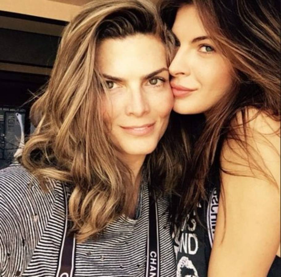 Conocida conductora mexicana publica foto desnuda junto a su 'novia'