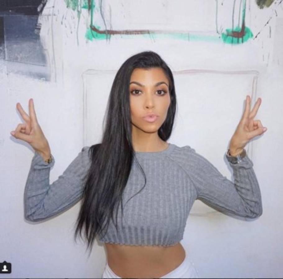Kourtney Kardashian juega baloncesto en diminuto bikini
