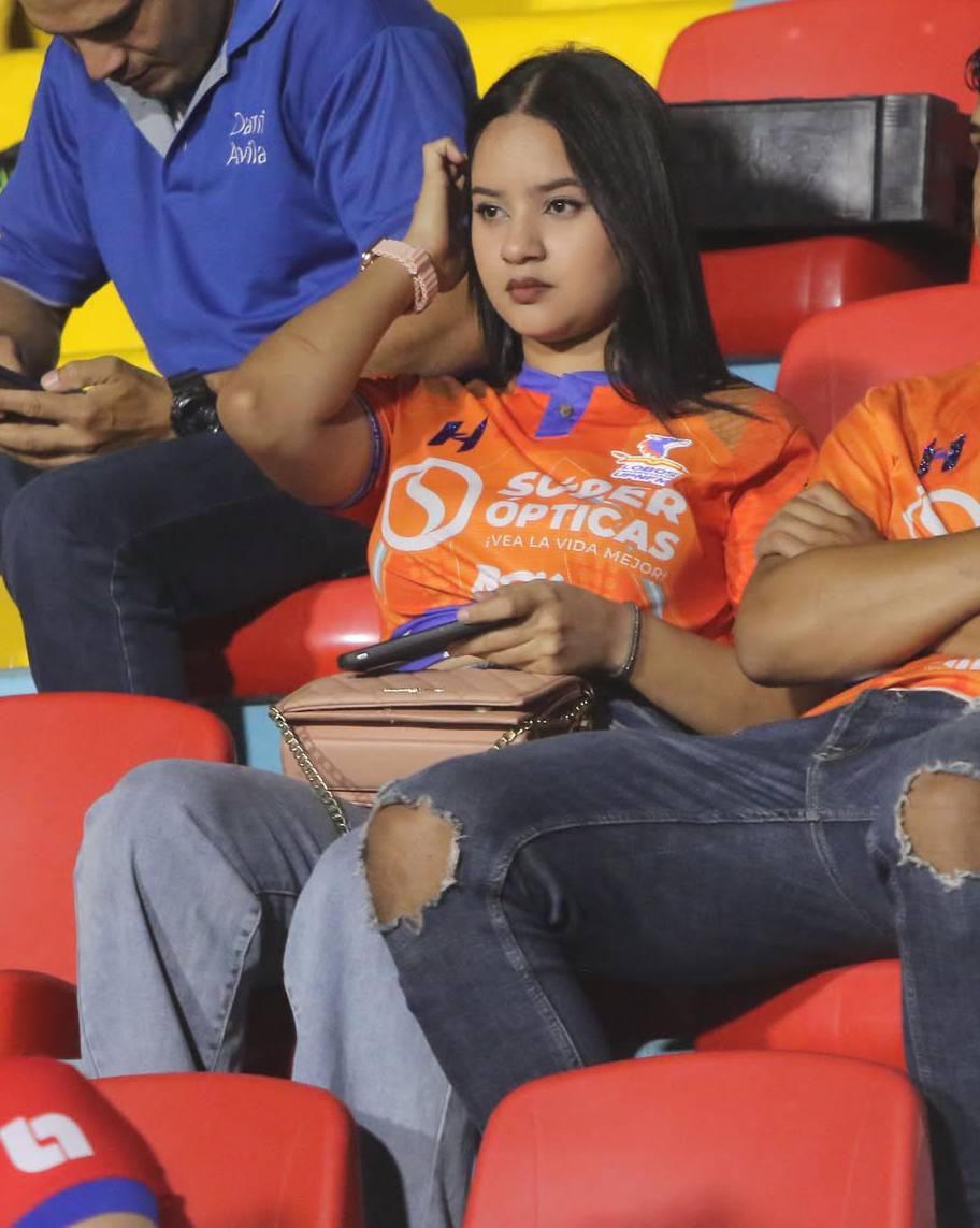 Las bellas chicas del Olimpia que se robaron las miradas en juego ante UPNFM