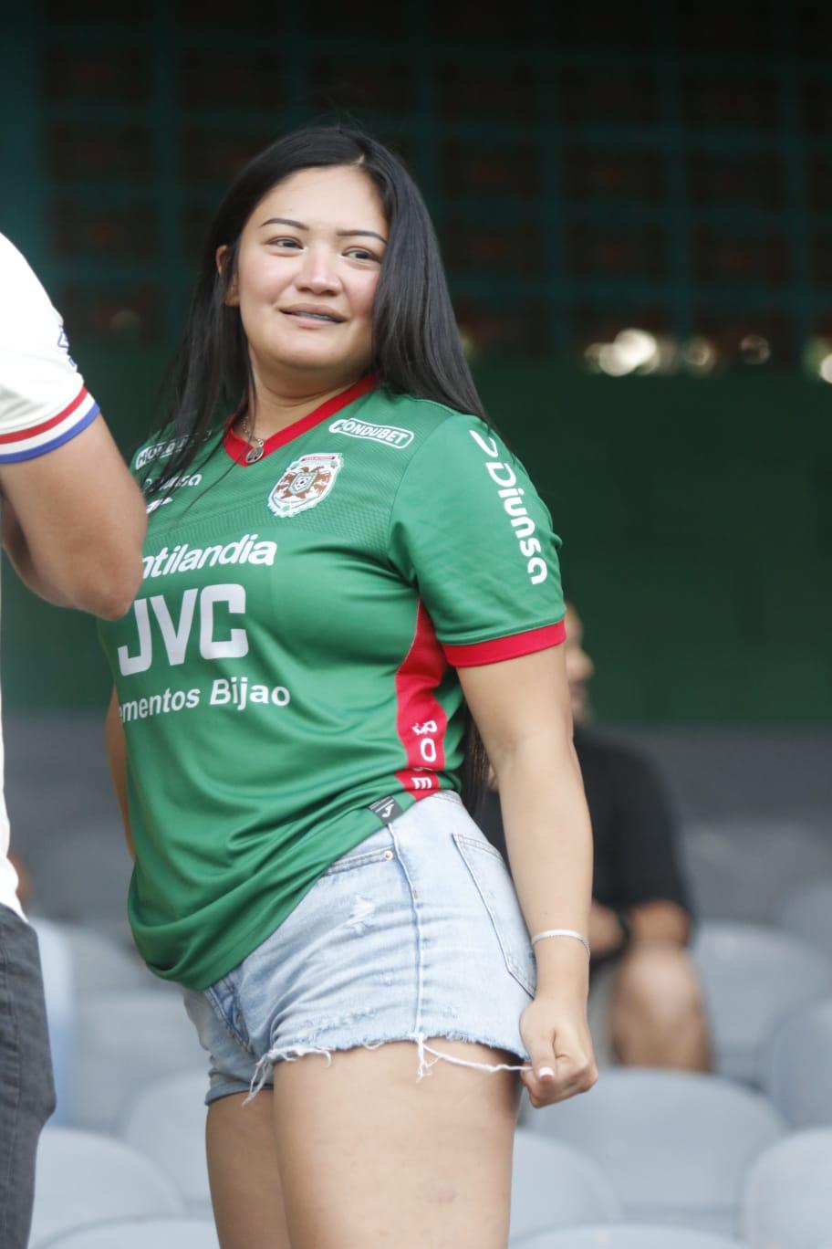 El descuido de chica en el clásico entre Marathón y Olimpia por la triangular