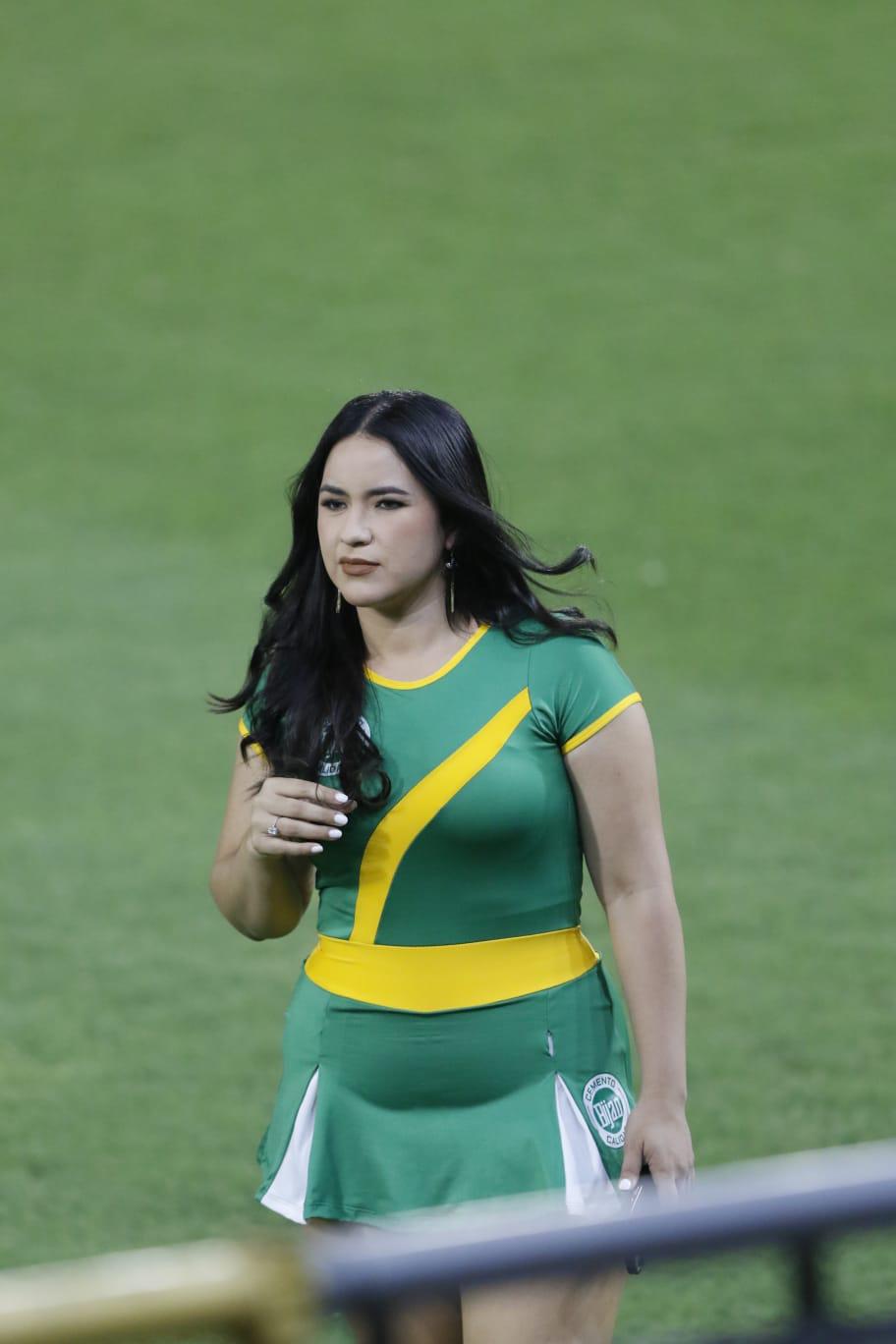 El descuido de chica en el clásico entre Marathón y Olimpia por la triangular