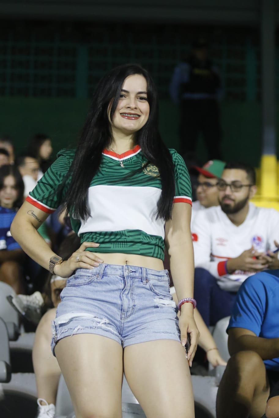 Aficionada enamora, show de las barras y ¿llegó Lavallén?: Ambiente previo al Marathón vs Olimpia