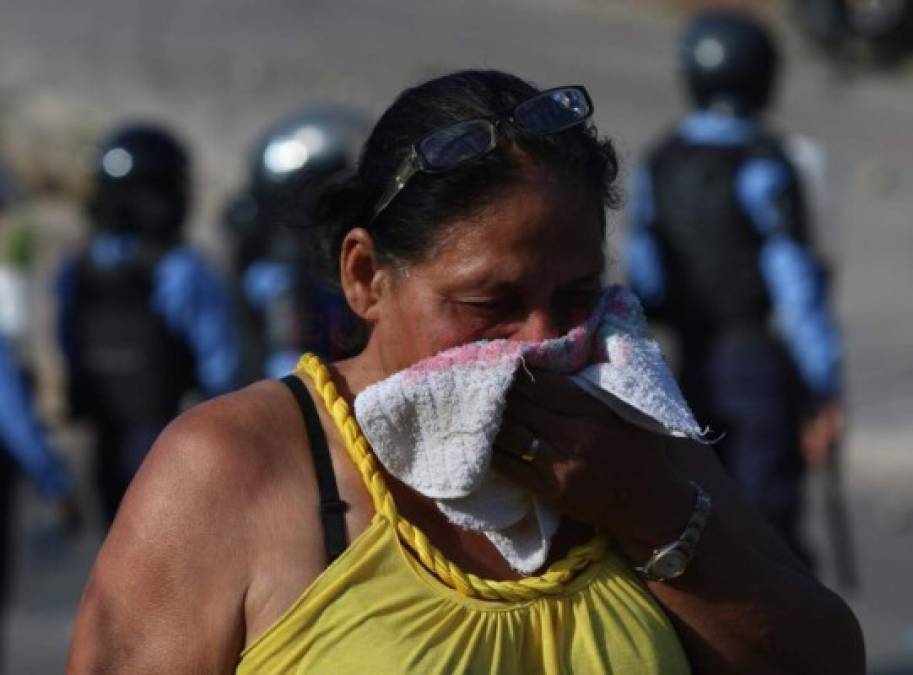 FOTOS: Momento en el que policías lanzan gas lacrimógeno a manifestantes de la aldea Yaguacire