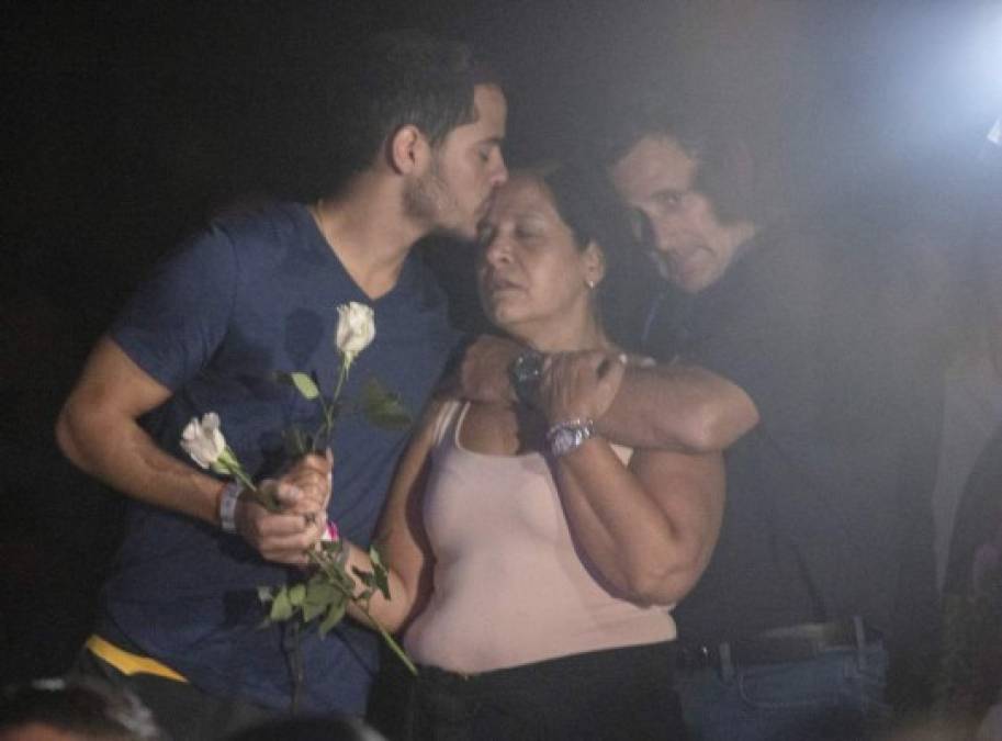 Familiares de desaparecidos en derrumbe de Miami se unen en vigilia y oración (FOTOS)