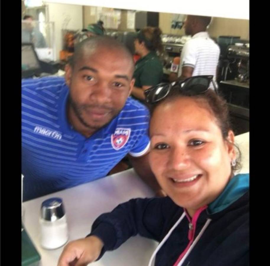 Wilson Palacios olvida el fútbol y se vuelve ¡mesero!