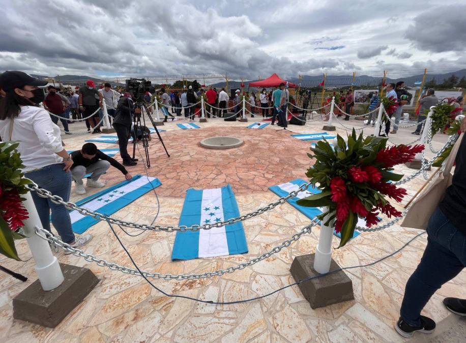 Así fue la inauguración de la Plaza Isy Obed, muerto en golpe de Estado en Honduras