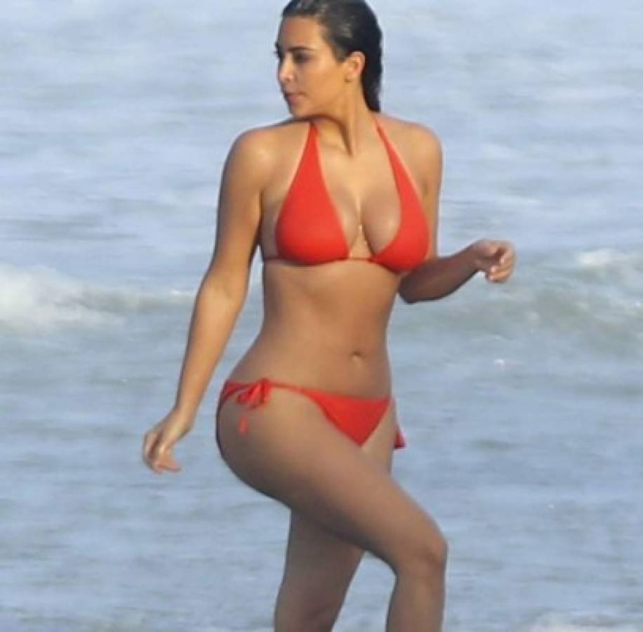 Kim Kardashian enloquece y hace señal obscena  