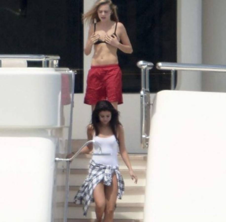 Selena Gómez celebra su cumpleaños con poca ropa