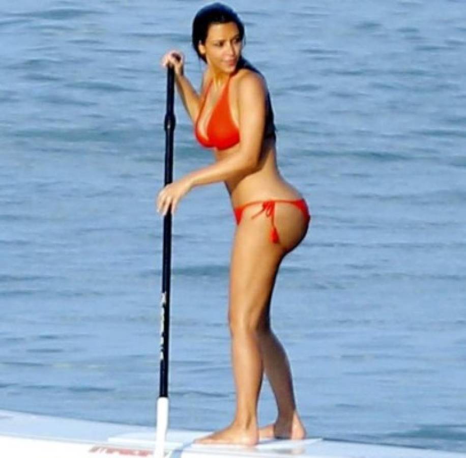 Kim Kardashian enloquece y hace señal obscena  