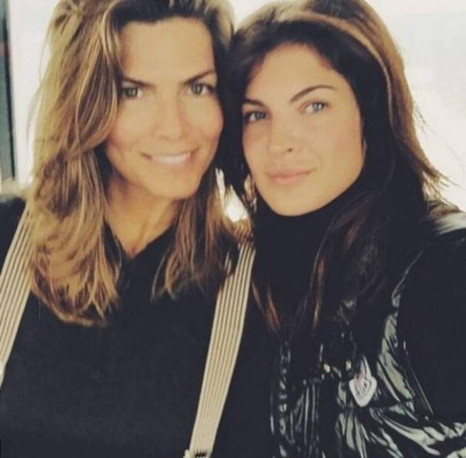 Conocida conductora mexicana publica foto desnuda junto a su 'novia'