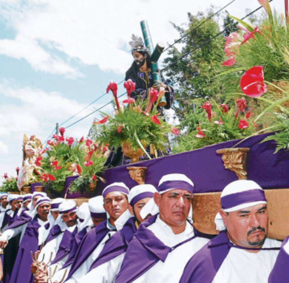 Morado, blanco y rojo, los colores de Semana Santa