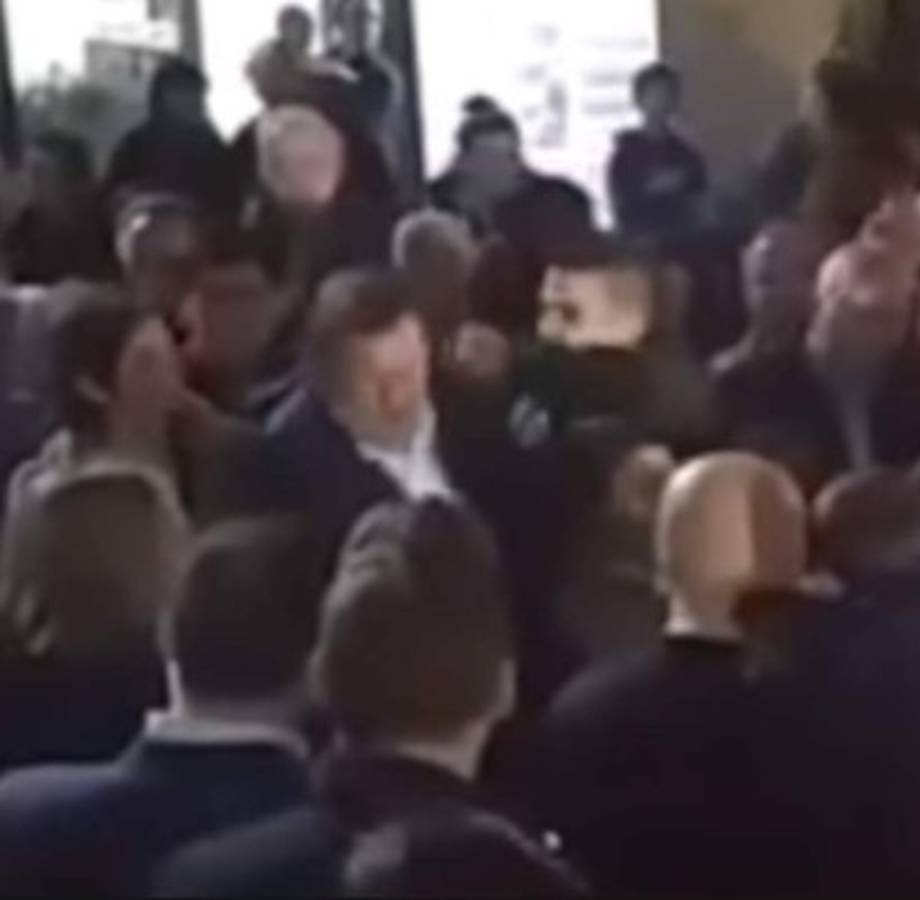 Adolescente da puñetazo a Mariano Rajoy durante acto de campaña&nbsp;&nbsp;