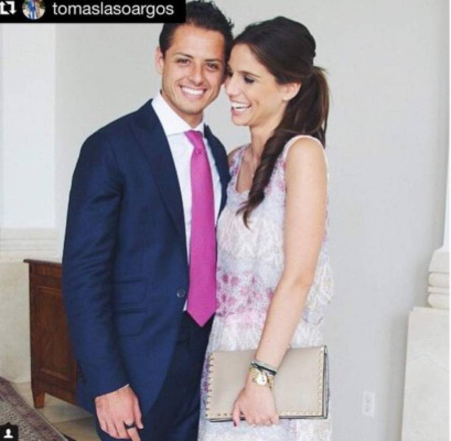 La novia de 'Chicharito' Hernández muestra foto semidesnuda