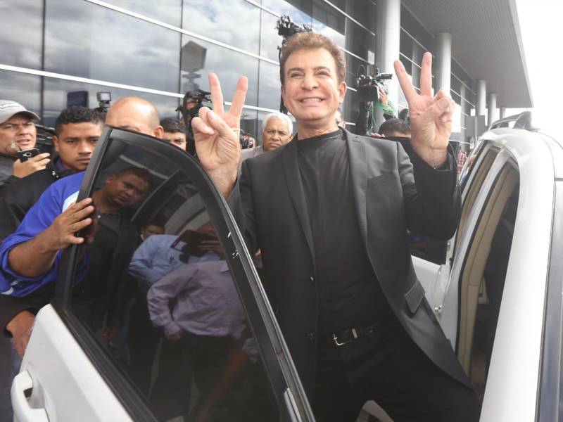 Salvador Nasralla, tiene una amplia carrera profesional y política.