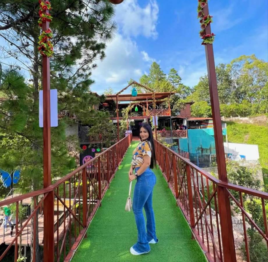 Bella chica anuncia que está embarazada de jugador de la Liga Nacional