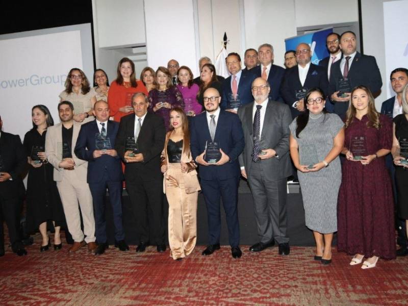 Durante el evento, los organizadores resaltaron que los reconocimientos buscan destacar a líderes empresariales por su trayectoria profesional, visión estratégica y el impacto generado desde sus organizaciones.