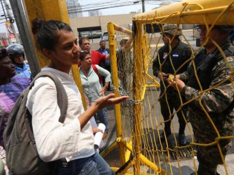 La hija de Berta Cáceres entró a casa presidencial a dialogar con el gobierno.