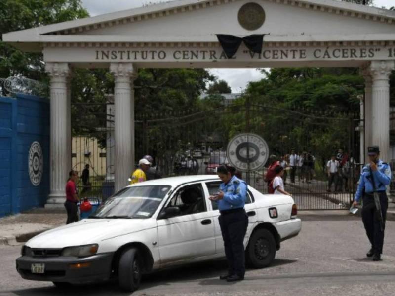 Una de las sugerencias en el documento es garantizar la seguridad de los docentes, estudiantes y demás personal dentro y fuera de los centros educativos.