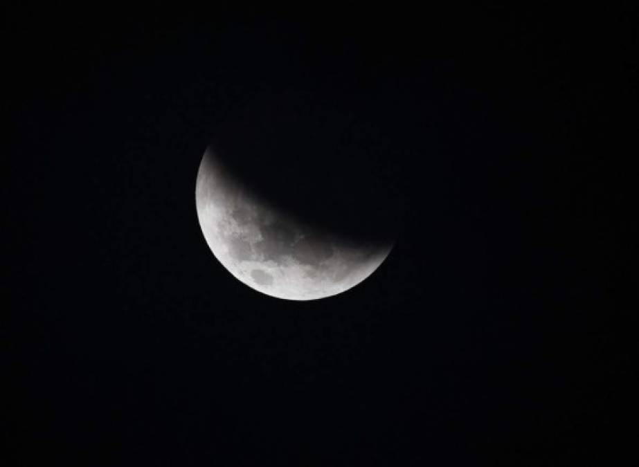 Así se ve el eclipse lunar más largo del siglo, alrededor del mundo (Fotos)