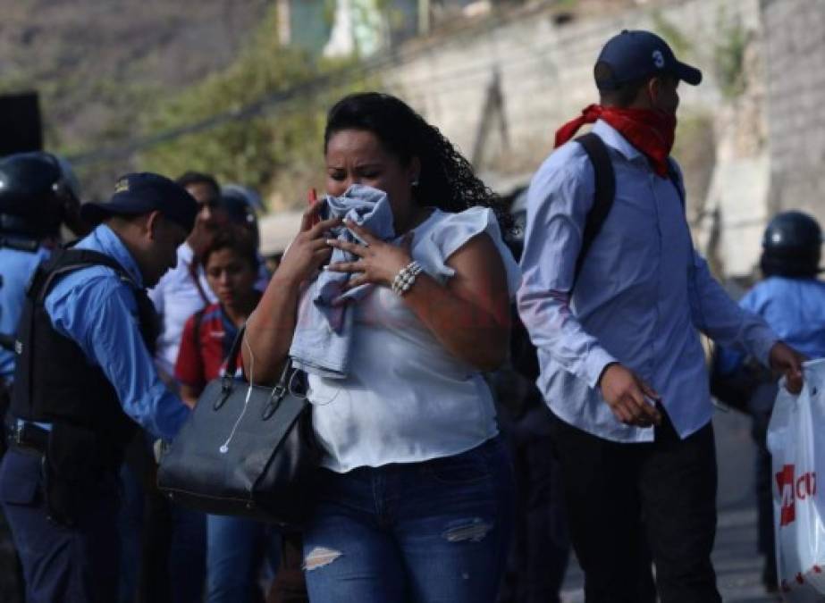 FOTOS: Momento en el que policías lanzan gas lacrimógeno a manifestantes de la aldea Yaguacire