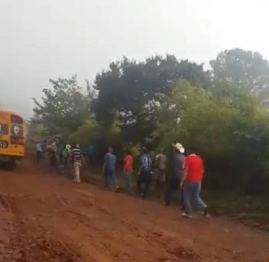 Cuando logran arrastrar el bus abordan nuevamente la unidad de transporte. Foto captura Facebook