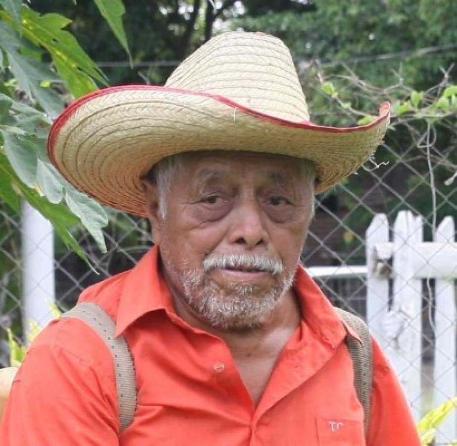 Abuelos elaboran palmas y coronas para el Día de los Muertos