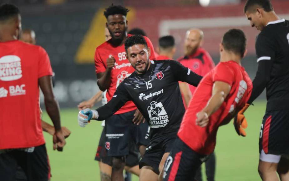 Entre sonrisas, bromas y un pasillo especial a Bryan Ruiz, así entrenó el Alajuelense