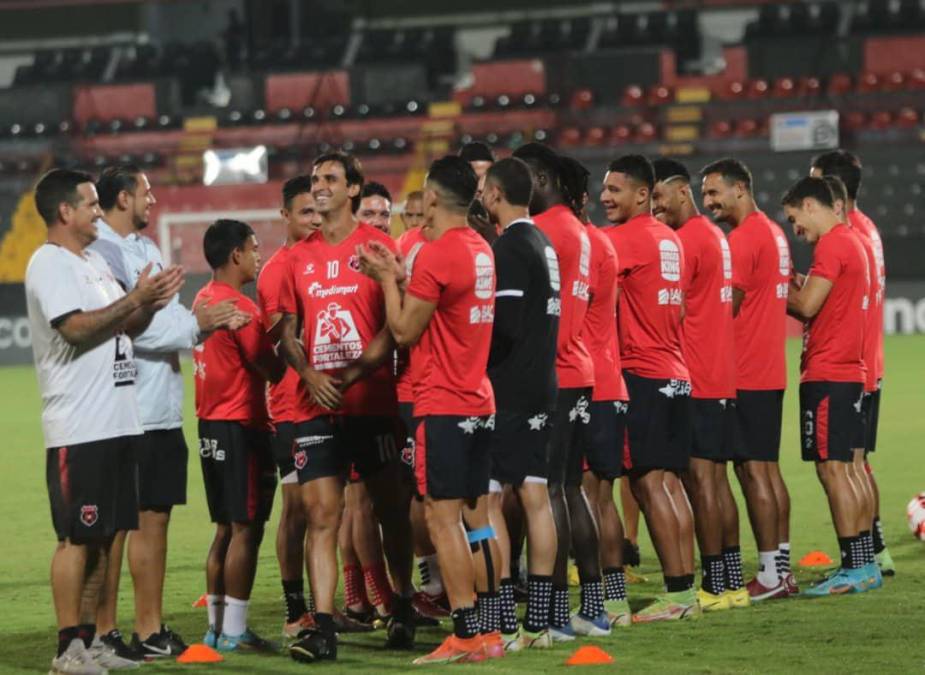 Entre sonrisas, bromas y un pasillo especial a Bryan Ruiz, así entrenó el Alajuelense