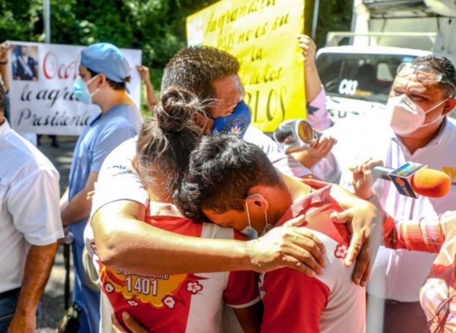 Lágrimas, festejo y abrazos por la llegada de vacunas donadas por El Salvador