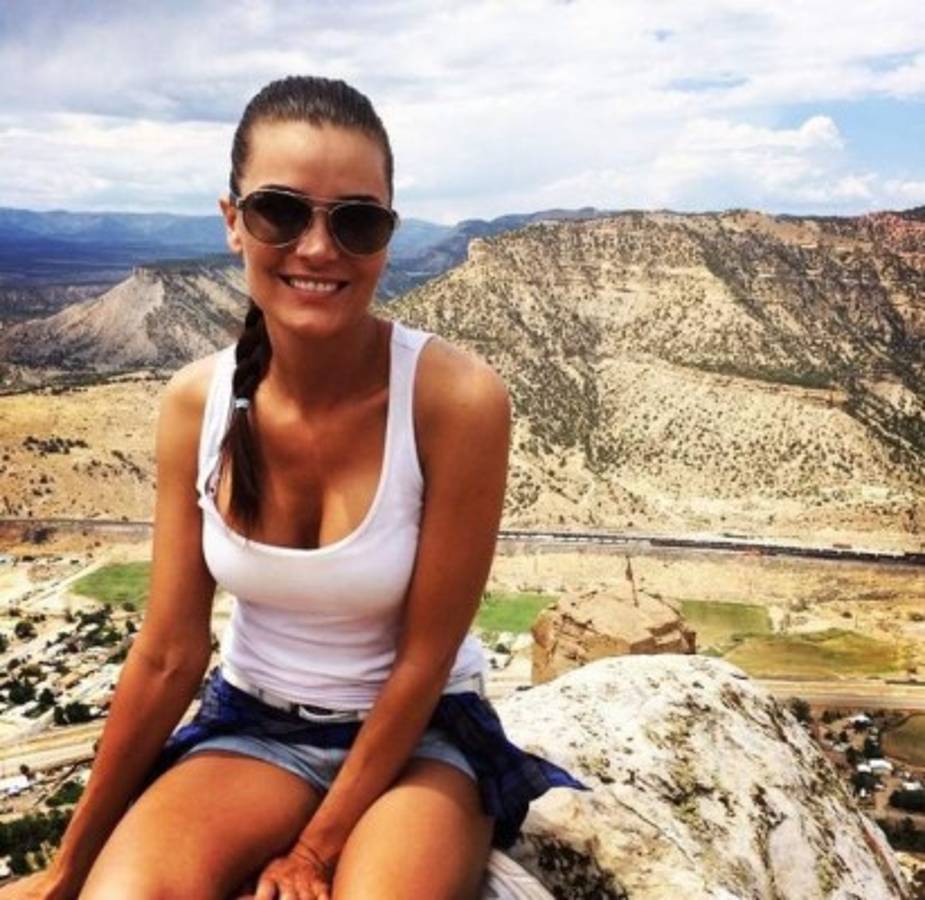 Profesora publicó una sensuales fotografías en Instagram y desató la polémica en su colegio