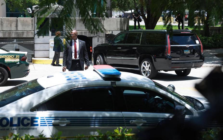 En caravana y sin ser captado por las cámaras llegó Trump a la corte de Miami