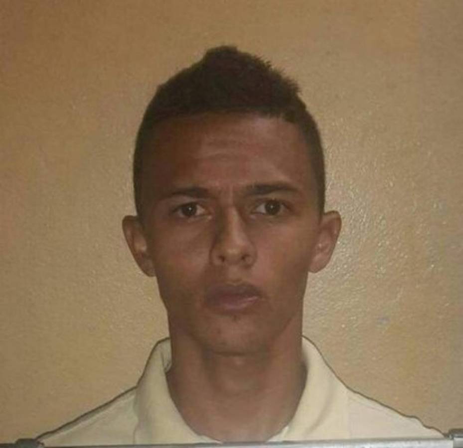 Caen presuntos delincuentes con armas, municiones y vestimenta policial   