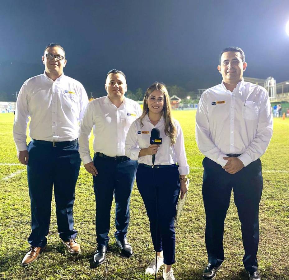 Junto al staff de Tigo Sport.