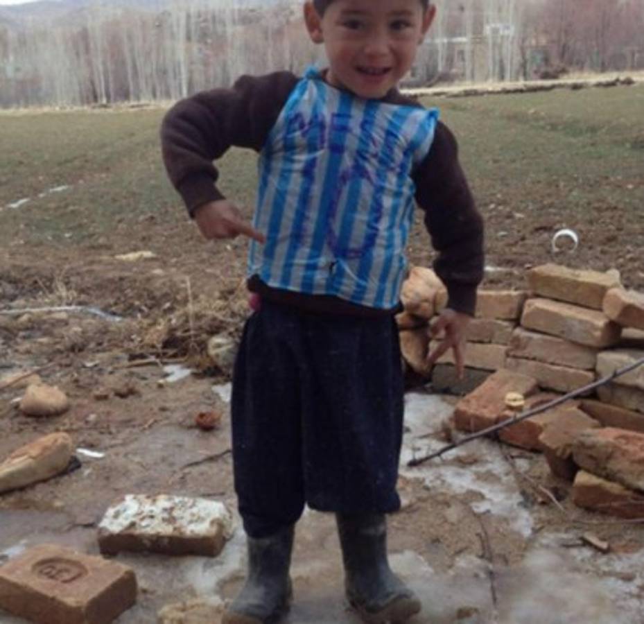 ¡Aparece niño que hizo camiseta de Messi con una bolsa!   