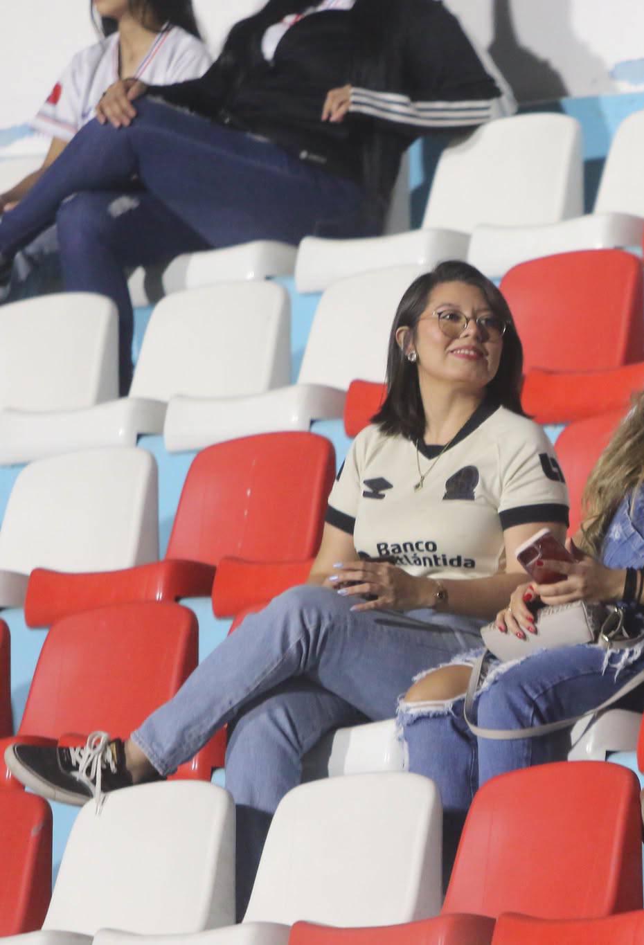 Las bellas chicas del Olimpia que se robaron las miradas en juego ante UPNFM