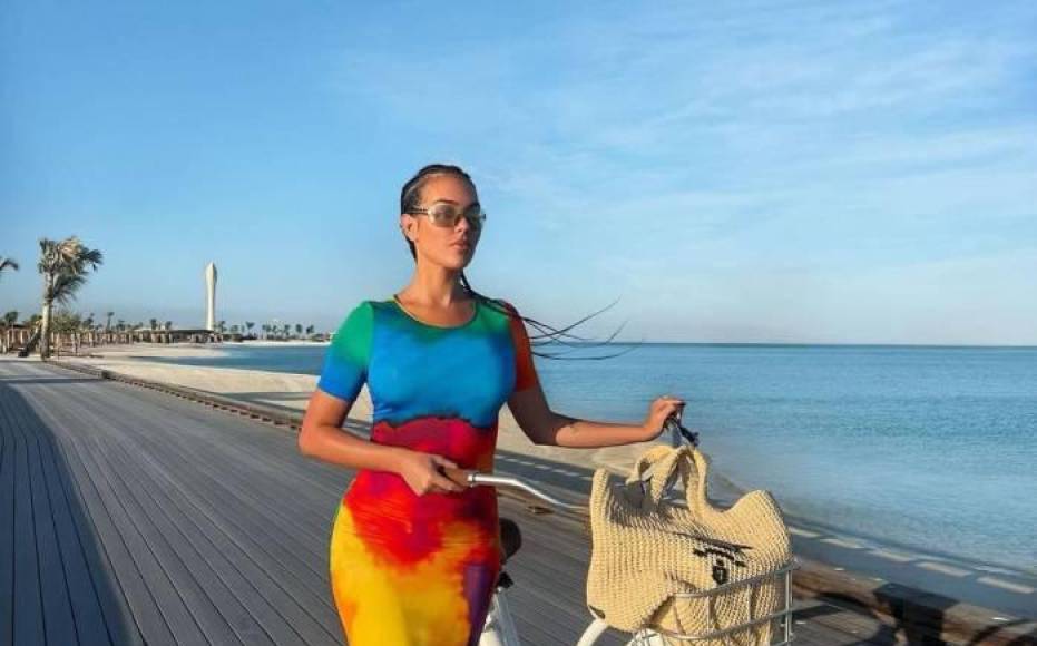 Georgina Rodríguez sorprende hasta a Cristiano Ronaldo al lucir cuerpazo en traje de baño